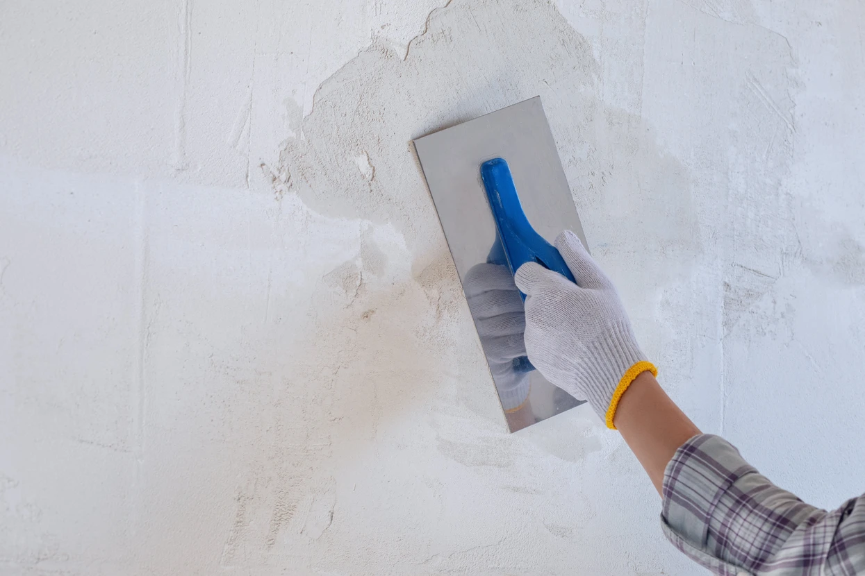 Plâtrage du mur à l'aide d'une truelle et plâtre de départ