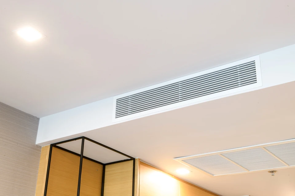 Cuisine moderne avec hotte aspirante intégrée au plafond suspendu, spots LED encastrés, crédence inox brossé