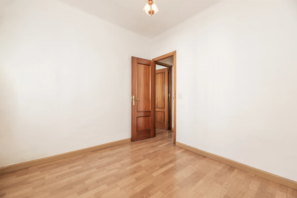 Intérieur d'atelier de peinture et décoration avec outils professionnels disposés sur plan de travail