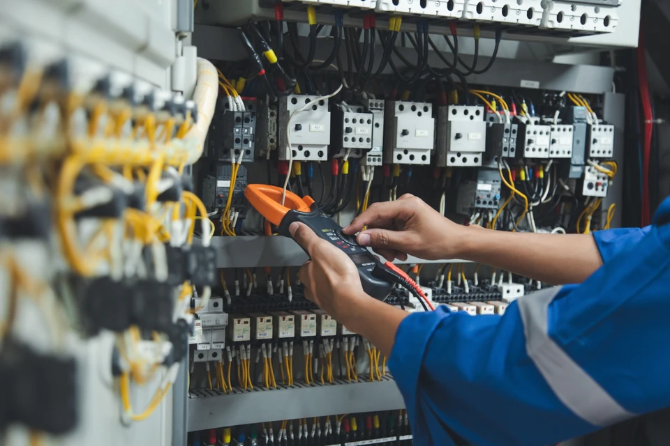 &Eacute;lectricien professionnel installant un interrupteur mural dans un int&eacute;rieur r&eacute;sidentiel